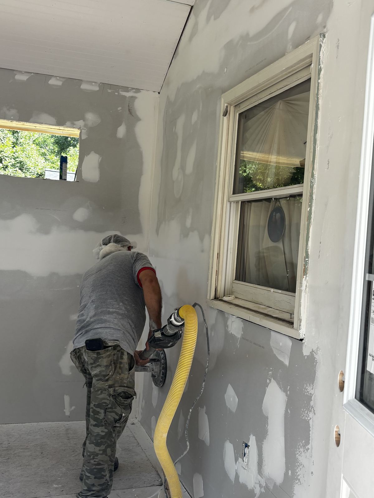 Profesional lijando drywall