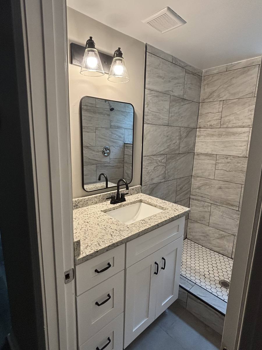 Baño con ducha de mosaico