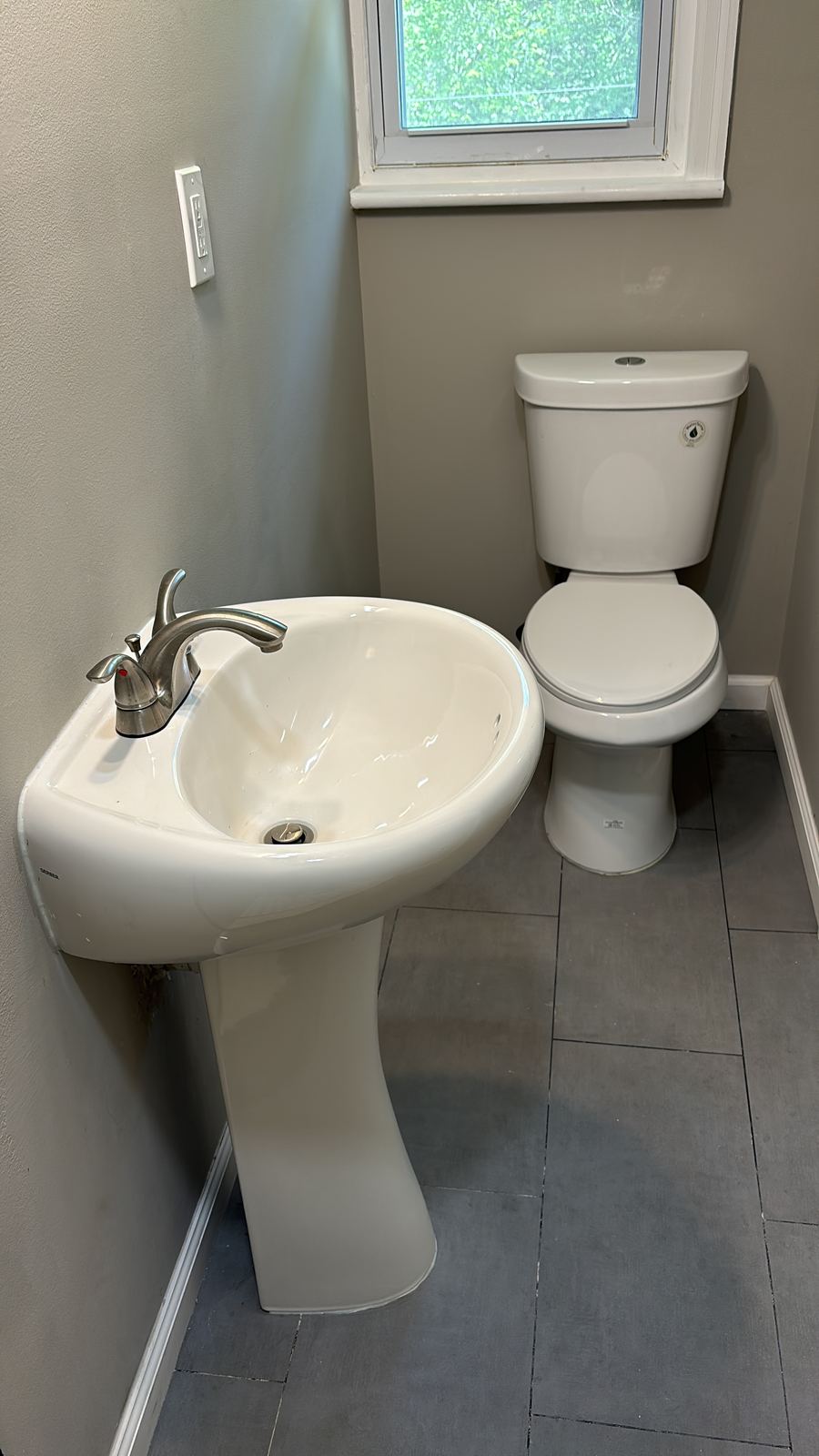 Baño con lavabo pedestal