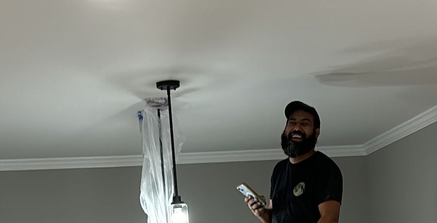Profesional instalando luces en la cocina