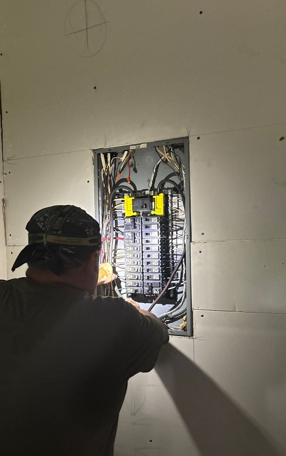 Profesional regulando el panel eléctrico