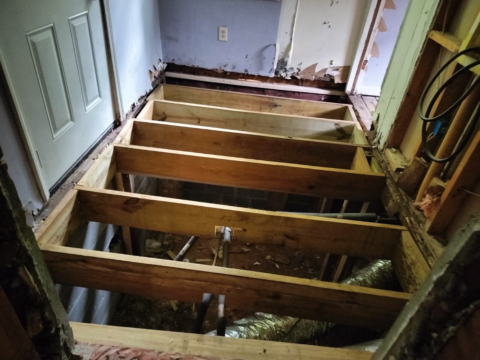 Estructura de piso dañada antes de la reparación